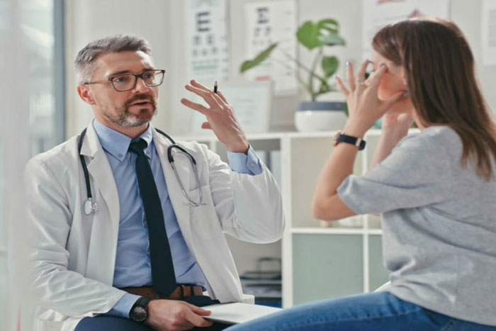 مراجعه به پزشک برای سردردهای صبحگاه